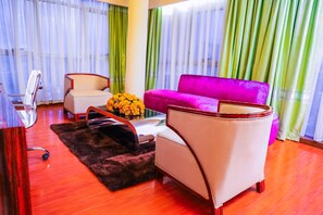 Suite – deluxe, 1 kingsize-seng, ikke-røyk | Oppholdsområde | Flatskjerm-TV