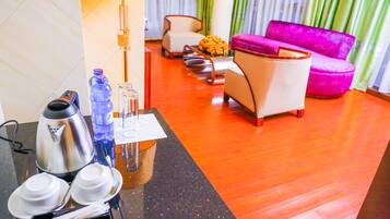 Deluxe Suite, 1 King Bed, Non Smoking | Coffee and/or coffee maker