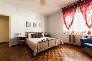 2 Schlafzimmer, Schreibtisch, Bügeleisen/Bügelbrett, WLAN