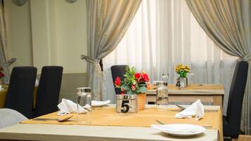 S'hi serveixen esmorzars, dinars i sopars