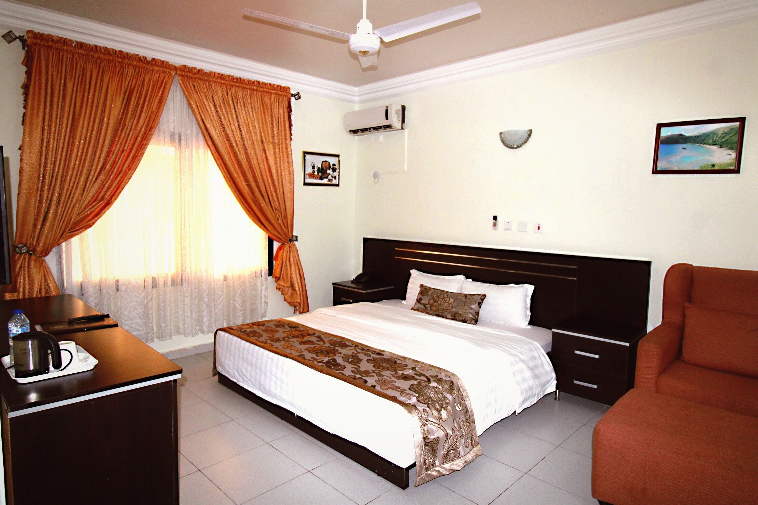 Blackout drapes, free WiFi, bed sheets