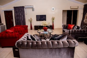 頂樓客房, 非吸煙房 | 起居區 | 平面電視