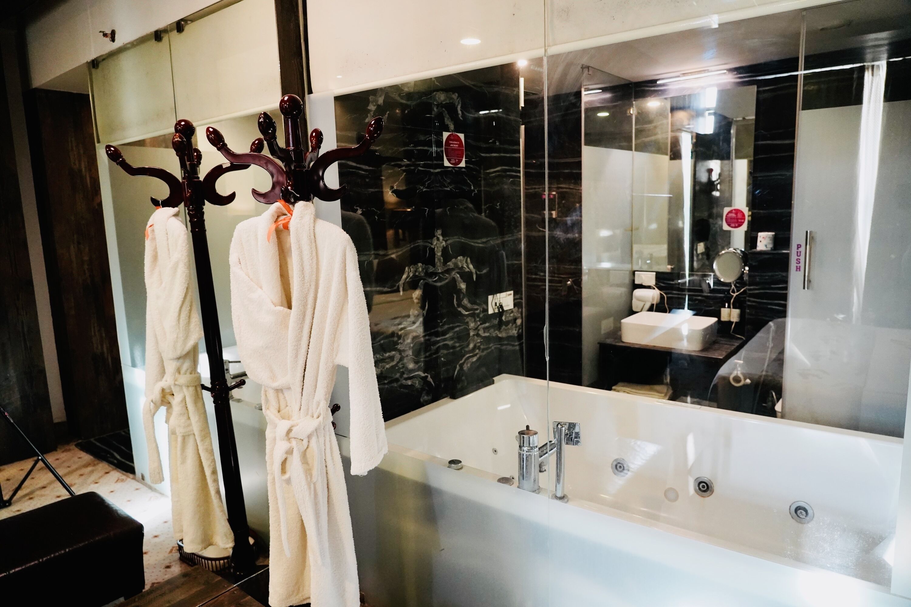 Royal Suite | Bilik Mandi | Pancuran mandi, hulu semburan mandi hujan, pengering rambut, selipar 