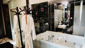 Royal Suite | Bilik Mandi | Pancuran mandi, hulu semburan mandi hujan, pengering rambut, selipar