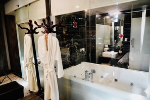 Suite Royal | Baño | Ducha, cabezal de ducha tipo lluvia, secador de pelo y zapatillas