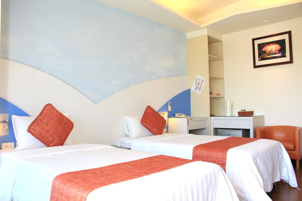 Chambre Confort Double ou avec lits jumeaux, plusieurs lits, non-fumeurs, vue jardin | Couette en duvet d'oie, minibar, décoration personnalisée