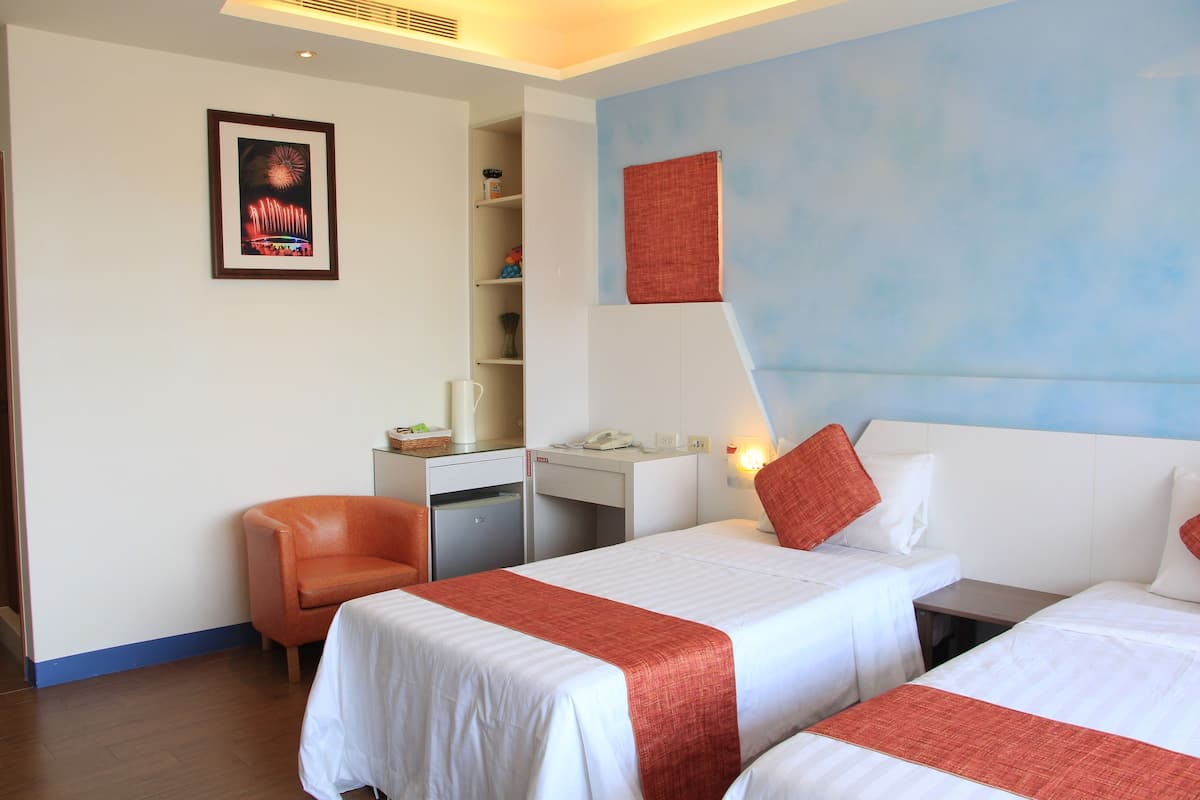 Chambre Signature Double ou avec lits jumeaux, plusieurs lits, non-fumeurs, vue partielle sur la mer | Couette en duvet d'oie, minibar, décoration personnalisée