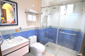 Shower, rainfall showerhead, hair dryer, slippers - Penghu CaMoMe (Magong)