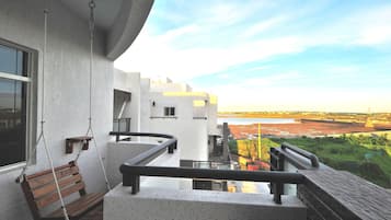 시그니처룸, 침대(여러 개), 금연, 부분 바다 전망 | 발코니 전망