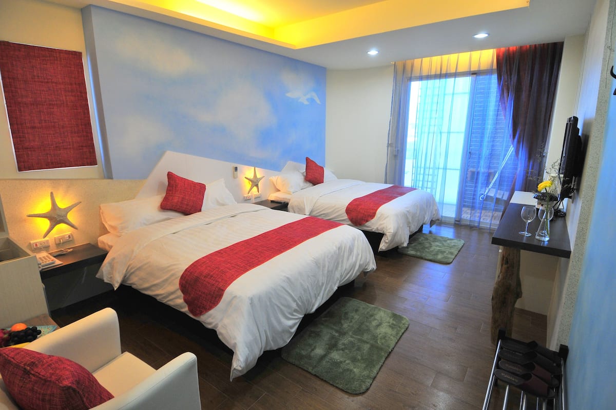 Phòng 4 tiện nghi đơn giản, 2 giường đôi, không hút thuốc, quang cảnh một góc biển | Minibar, màn/rèm cản sáng, phòng cách âm 