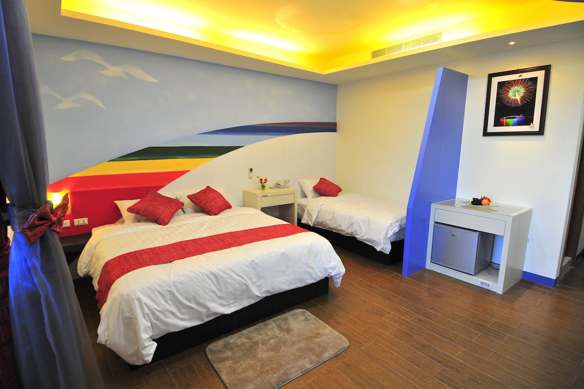 Chambre Triple Signature, plusieurs lits, non-fumeurs, vue partielle sur l'océan | Couette en duvet d'oie, minibar, décoration personnalisée