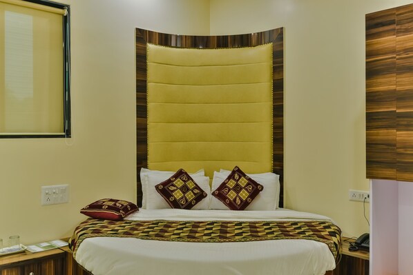 Deluxe Double Room, 1 Queen Bed, Non Smoking | Air conditioning