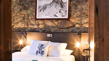 Deluxe Double Room, Bathtub | Free WiFi, bed sheets