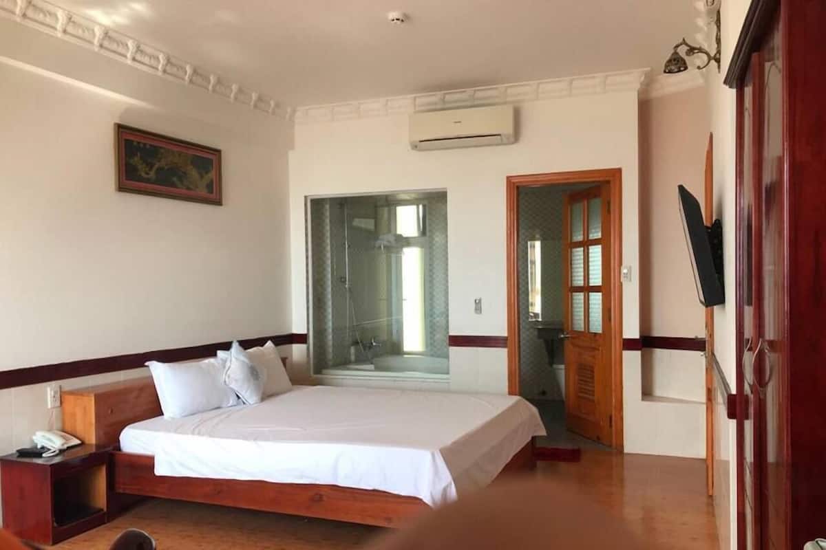 Minibaari, työpöytä, pimennysverhot, ilmainen Wi-Fi