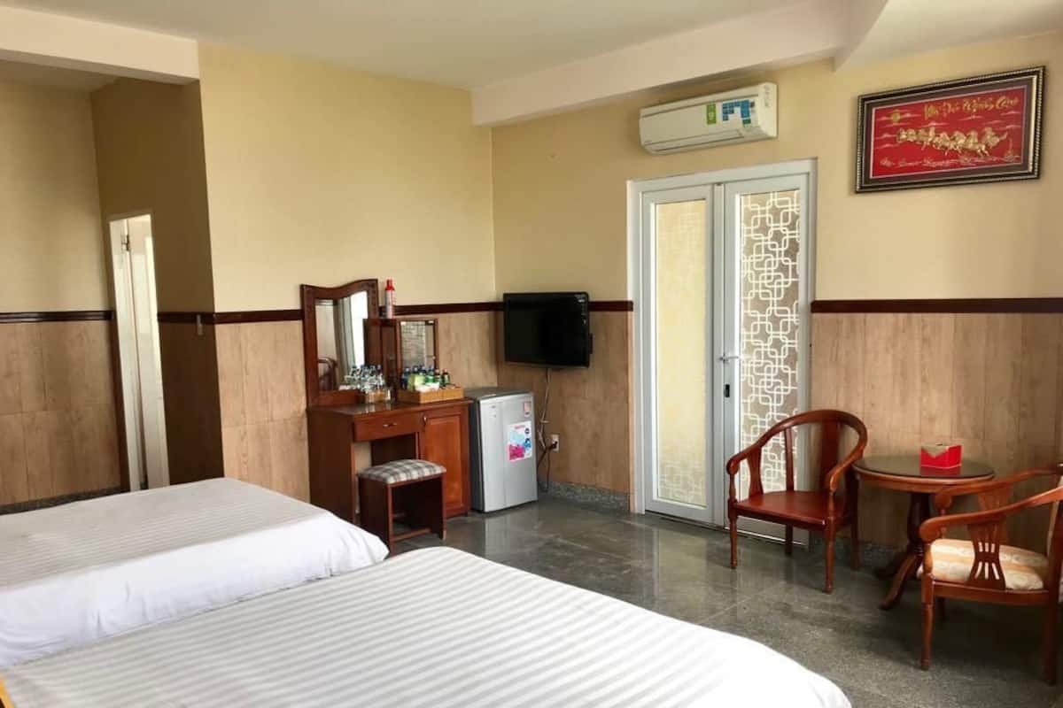 Kolmen hengen huone | Minibaari, työpöytä, pimennysverhot, ilmainen Wi-Fi