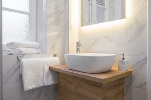 Departamento Deluxe (Dalmacija) | Baño | Regadera, amenidades de baño gratuitas, secadora de cabello, pantuflas 