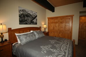 2 slaapkamers, een kluis op de kamer, een strijkplank/strijkijzer, wifi