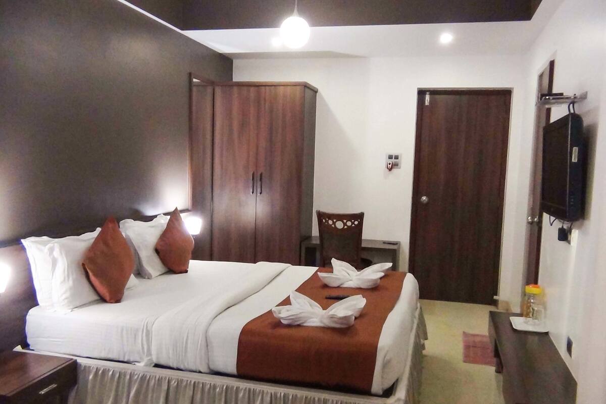 Deluxe Double or Twin Room, 1 Queen Bed, Non Smoking | Air conditioning