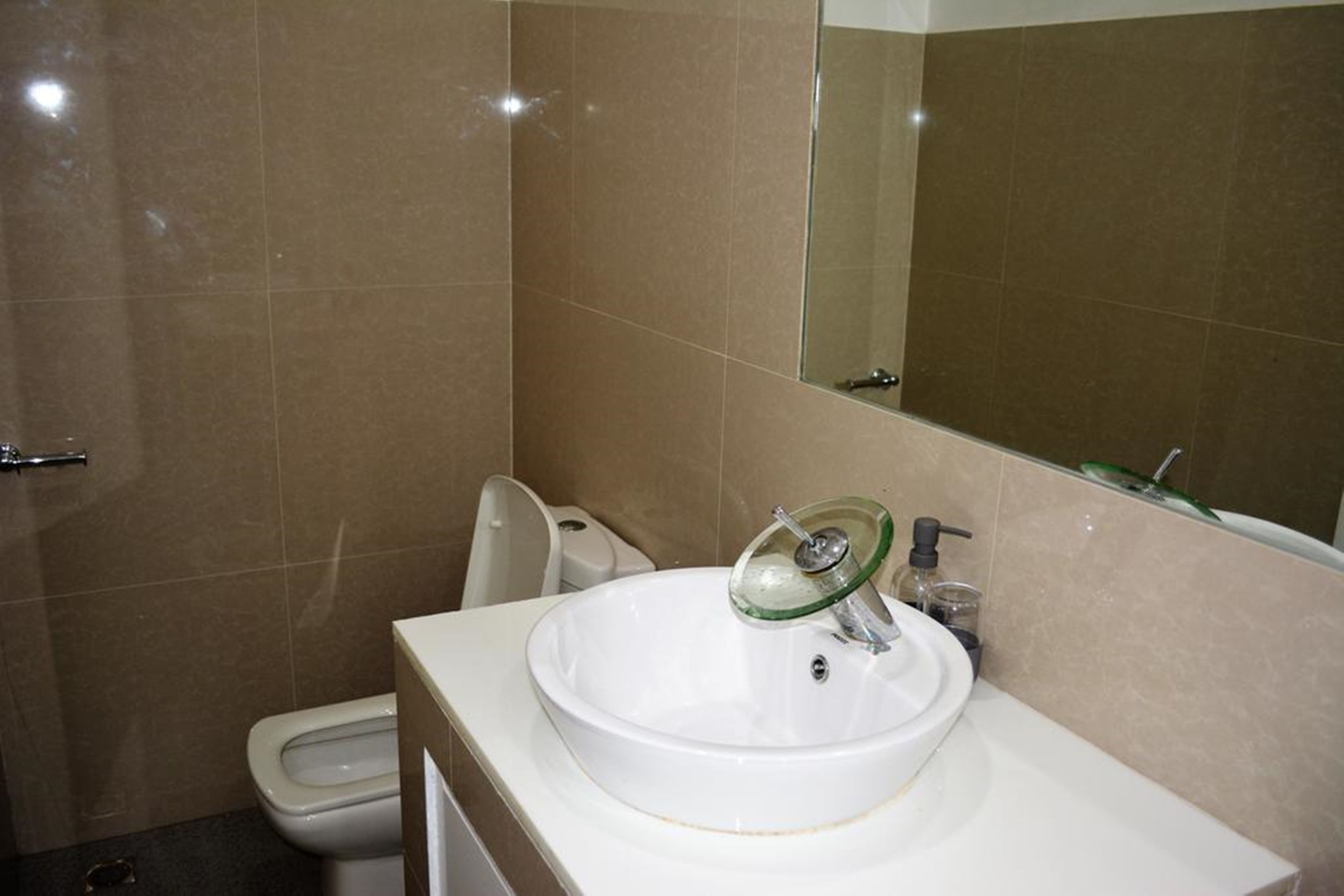 deluxe queen room | bathroom | shower, free toiletries, bidet, towels