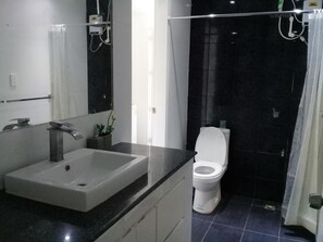 Familie villa, 4 slaapkamers, uitzicht op de baai | Badkamer | Een douche, gratis toiletartikelen, een bidet, handdoeken