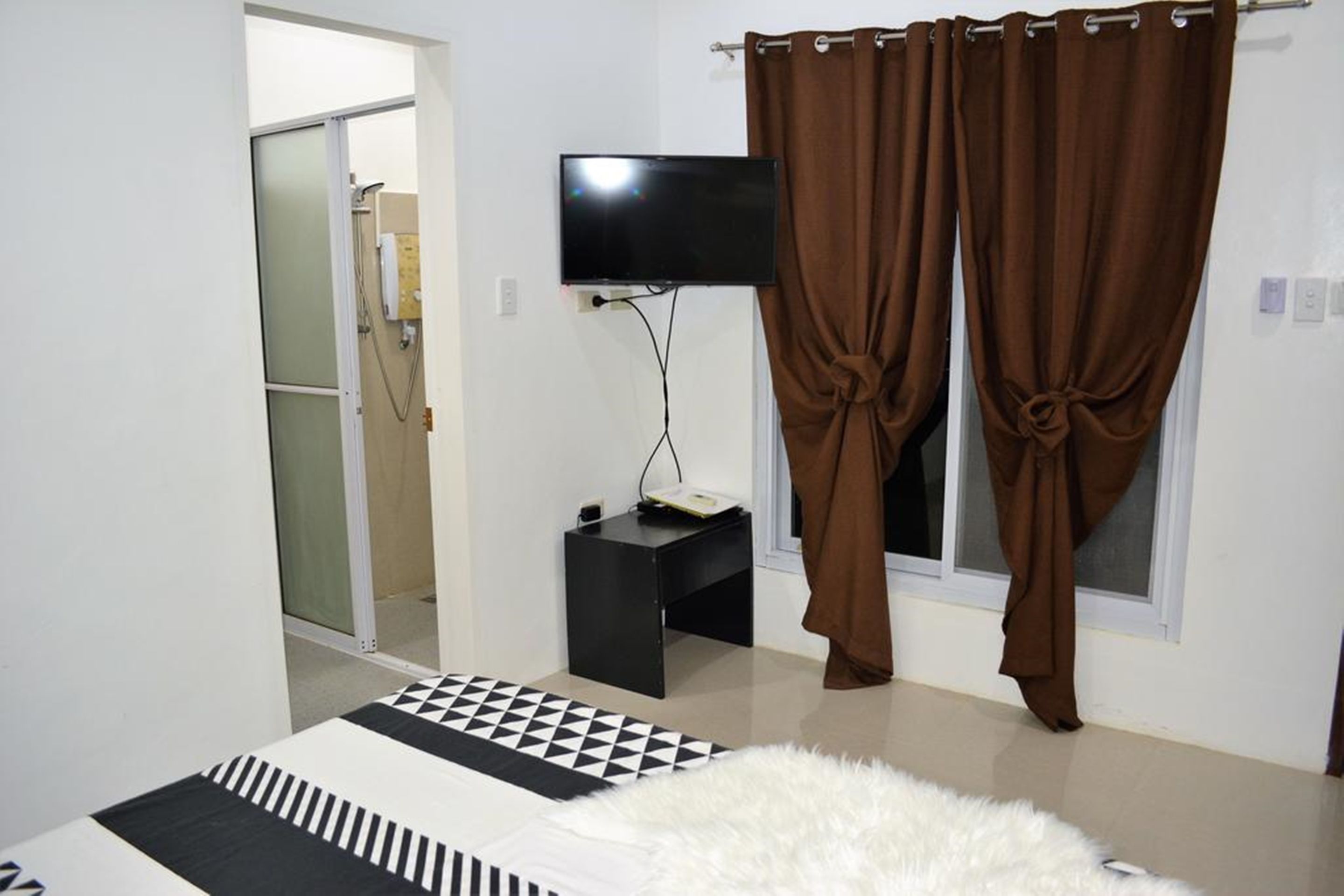 deluxe queen room | 4 bedrooms, hypo-allergenic bedding, in-room safe, laptop workspace