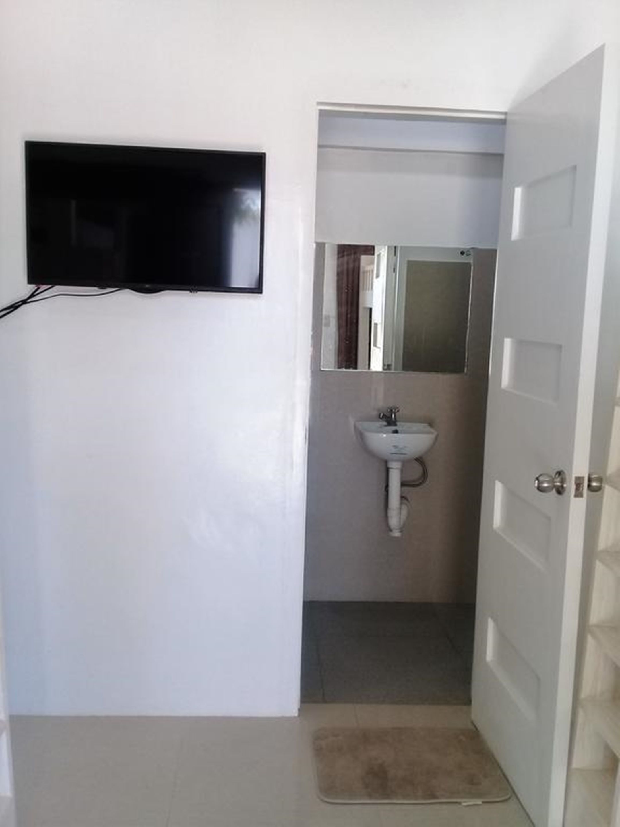 basic quadruple room | bathroom | shower, free toiletries, bidet, towels