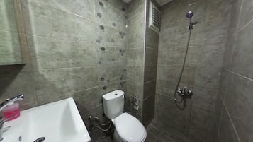 Douche, articles de toilette gratuits, sèche-cheveux, chaussons