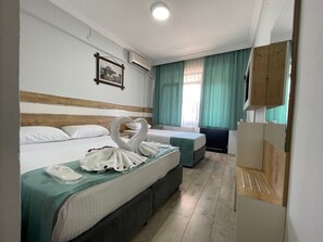 Desk, free WiFi, bed sheets - Maslina Otel (Edremit)