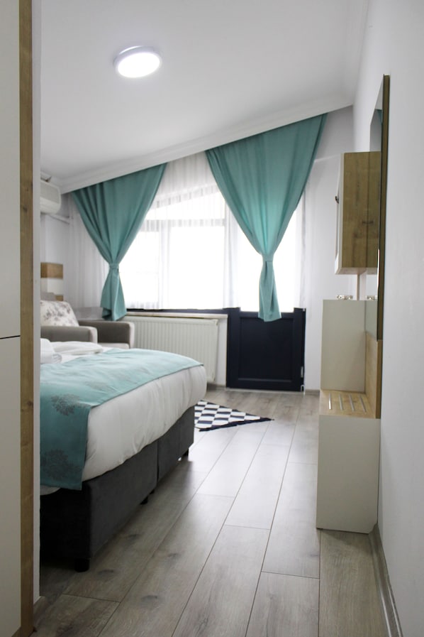 Escritorio, wifi gratis y ropa de cama