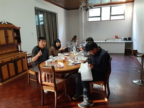 Free daily English breakfast