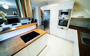 Appartement (81/2) | Cuisinette privée | Réfrigérateur, un four, surface de cuisson, cafetière-théière