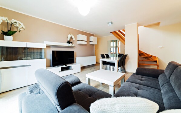 Appartement (81/2) | Aire de séjour | Téléviseur à écran plat