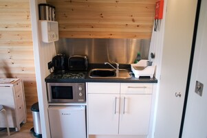 Frigorífico, microondas, placa de cocina y hervidor eléctrico