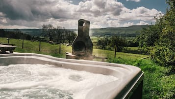Wensleydale | Private spa tub