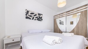 Leilighet | Skrivebord, blendingsgardiner, lydisolert og strykejern/-brett