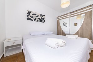 Appartement | Individueel gedecoreerd, een bureau, verduisterende gordijnen