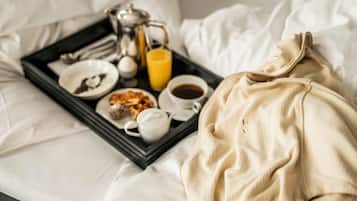 Suite, 1 Queen Bed | Pillowtop beds, minibar, desk, blackout drapes