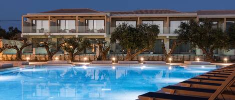 Ulkouima-allas, aurinkovarjoja, aurinkotuoleja