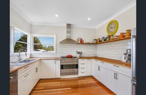 Full-sized fridge, oven, stovetop, dishwasher - The Source Otways (Tanybryn)