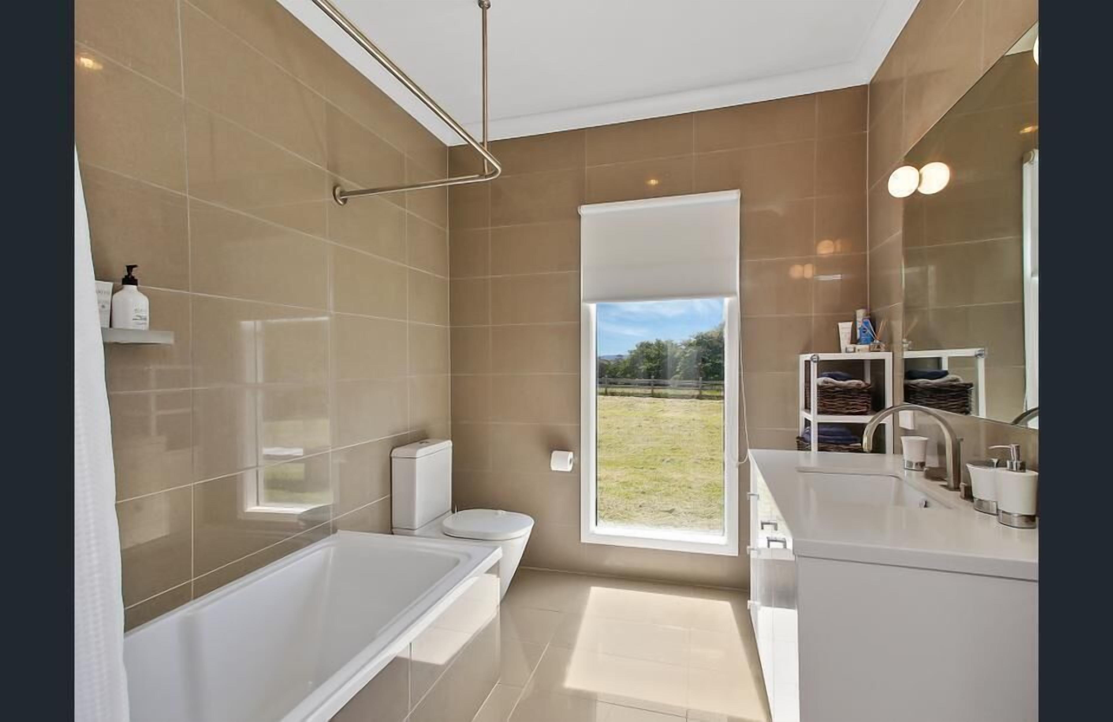 Homestead with Private Waterfalls and Rainforest | Bathroom | Free toiletries, hair dryer, towels