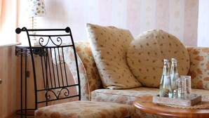 Double Room, 1 Queen Bed, Non Smoking | WiFi (free), bed sheets - Hotel Restaurant Bürgerstube (Ulmen)