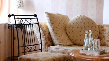 Double Room, 1 Queen Bed, Non Smoking | Free WiFi, bed sheets