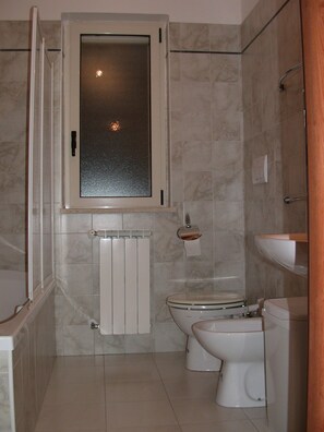 Apartment, 2 Bedrooms, Garden View | Bilik Mandi | Pancuran mandi, kelengkapan dandanan diri percuma, bidet 