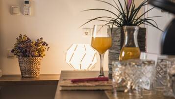 Economy driepersoonskamer | Woonruimte | Een 42-inch smart-tv met satellietzenders, een televisie en Netflix