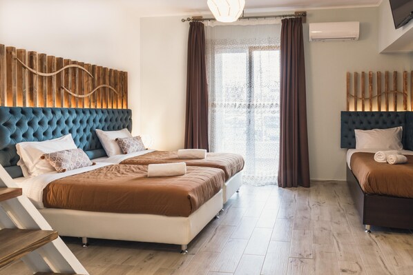 Suite familiar | Caja de seguridad en la habitación y espacio para trabajar con laptop