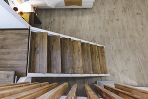 Suite familiar | Área de sala de estar | Smart TV de 42 pulgadas con canales vía satélite, televisión y Netflix