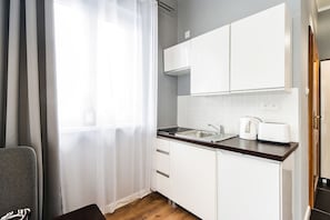 Apartment (3a/7) | Private kitchenette | Fridge, stovetop, electric kettle, cookware/dishes/utensils