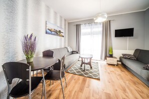 Apartamento (3a/7) | Área de estar | TV de tela plana