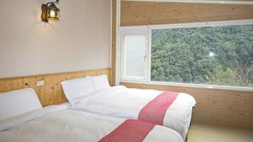 Panoramic Quadruple Room | Desk, blackout curtains, soundproofing, free WiFi