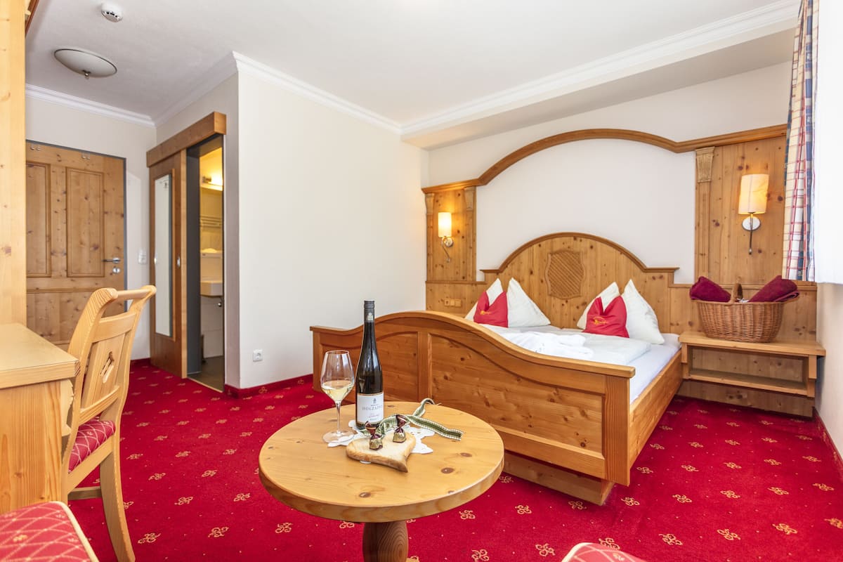 Bio Double Room | In-room safe, desk, blackout curtains, bed sheets